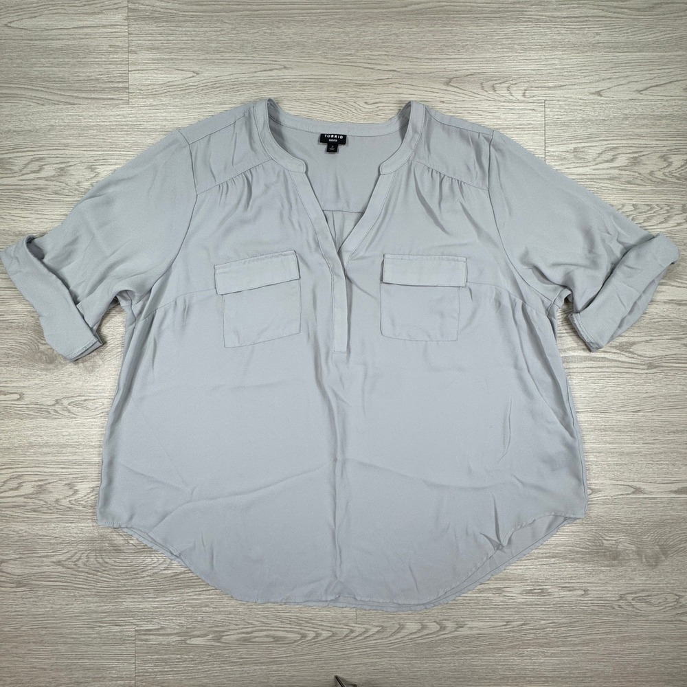 Torrid Women Blouse Harper Grey‎ 2 Plus Size Georgette Roll Tab Sleeve Pullover